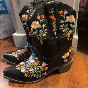Floral Embroidered Black cowgirl boots